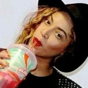 Meet your Posher, Caitlin